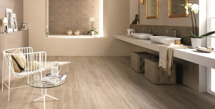 Fliesen in Holzoptik am Boden im Bad | Fliesen-Kemmler